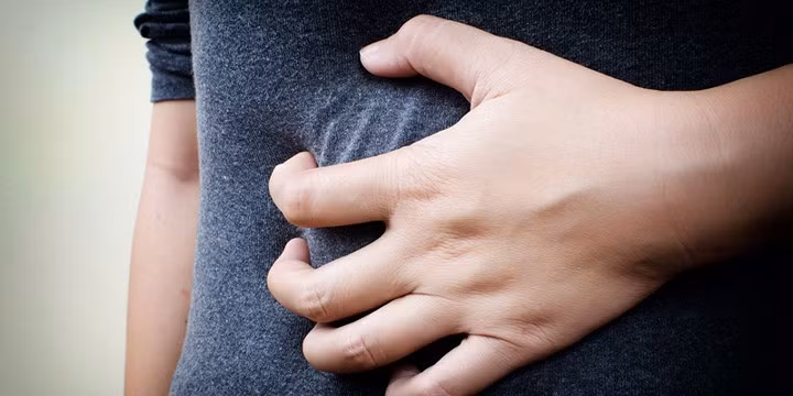 Tác dụng phụ đến hệ tiêu hóa: Những tác dụng phụ này bao gồm nôn mửa, táo bón, tiêu chảy và buồn nôn. Mặc dù các tác dụng phụ này khá phổ biến trong hóa trị, đôi khi chúng có thể rất nghiêm trọng nếu xuất hiện tình trạng đi ngoài ra máu.