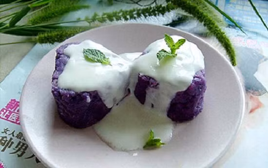 Khoai lang tím nghiền sữa chua và mật ong là món ăn bổ dưỡng cho bà bầu - Ảnh minh họa: Internet.