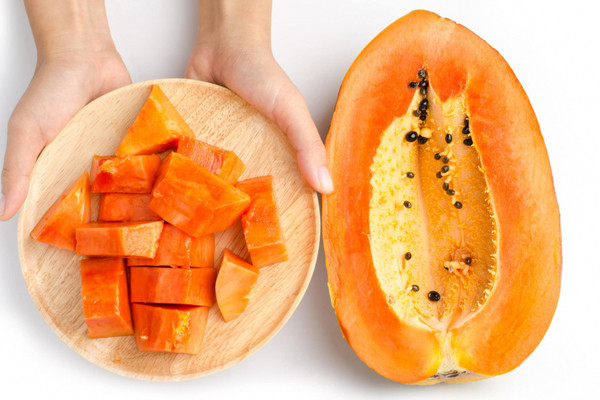 100 g đu đủ chứa khoảng 62 mg vitamin C. Ngoài ra, đu đủ còn rất giàu chất chống oxy hóa carotene và flavonoid, vừa làm trắng vừa giúp da căng mịn. 