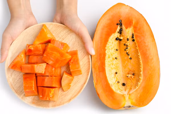 100 g đu đủ chứa khoảng 62 mg vitamin C. Ngoài ra, đu đủ còn rất giàu chất chống oxy hóa carotene và flavonoid, vừa làm trắng vừa giúp da căng mịn. 