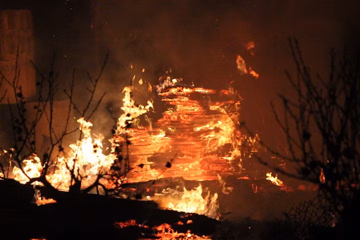 Đến 20h55, ngọn lửa vẫn cháy dữ dội.