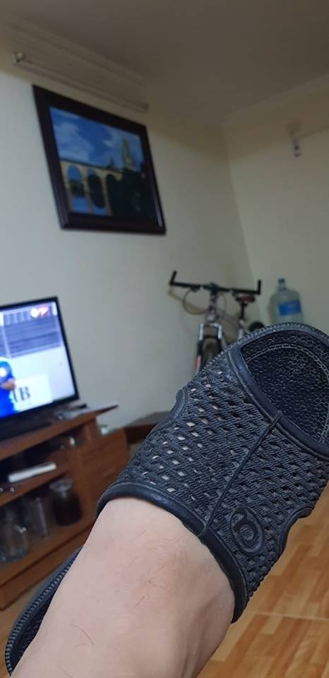 Dép nhựa 30.000 đồng 3 đôi.