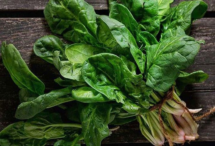 Rau chân vịt: Ăn rau chân vịt cũng có thể giúp bệnh nhân bị viêm xương khớp giảm đau. Rau chân vịt giàu vitamin K, rất cần thiết cho các protein phụ thuộc vitamin K (VKD) được tìm thấy trong xương và sụn. Lượng vitamin K không đủ có ảnh hưởng xấu đến hoạt động của protein, ảnh hưởng đến sự phát triển, tái tạo xương và làm tăng nguy cơ viêm xương khớp.