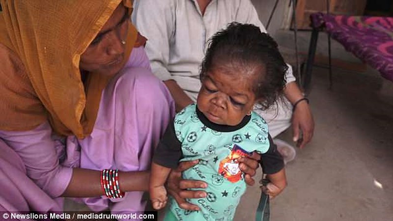 Người dân trong làng xem Manpreet như hiện thân của Thượng đế và thường đến nhà cậu chơi. Ảnh: Newsilons Media.