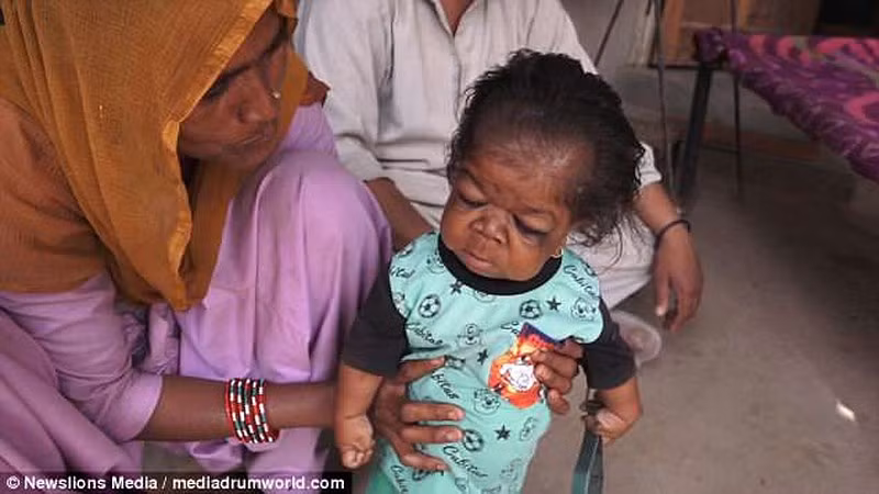 Người dân trong làng xem Manpreet như hiện thân của Thượng đế và thường đến nhà cậu chơi. Ảnh: Newsilons Media.