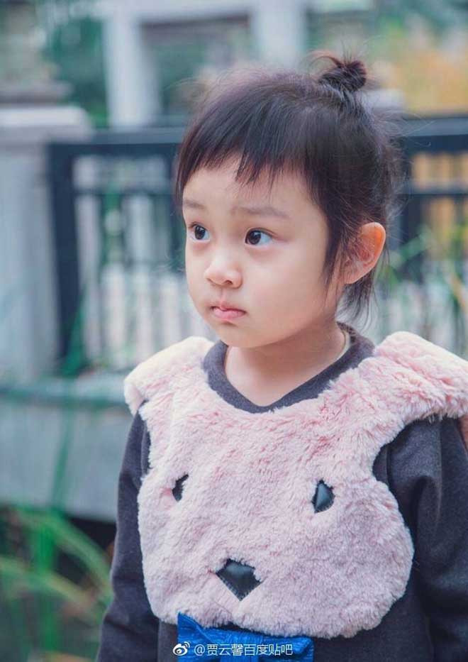 Điềm Hinh được xem là "bảo bối quốc dân" được mọi người yêu mến, vì vậy không lạ gì khi Lý Tiểu Lộ dùng con gái để lấy lại tình cảm của người hâm mộ.