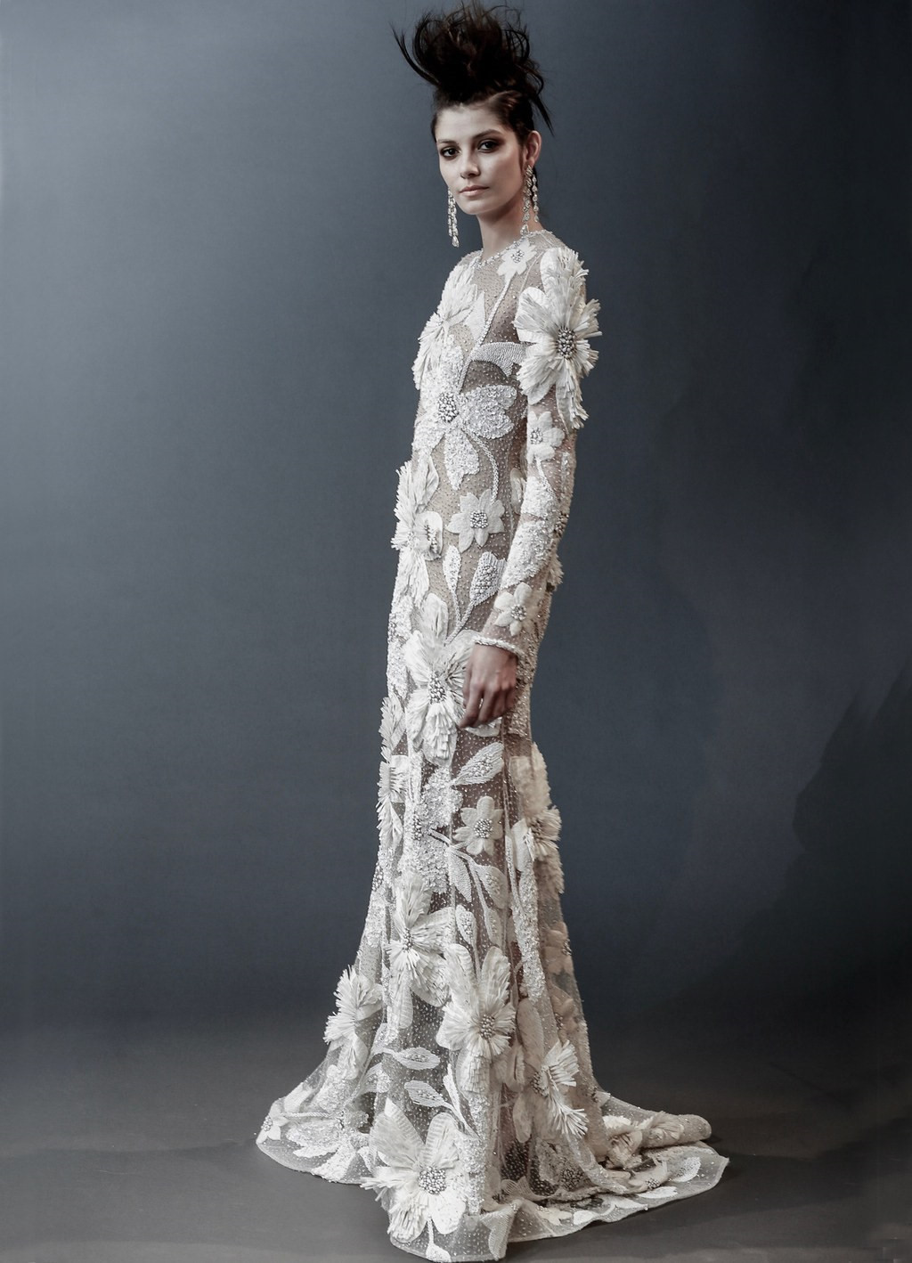 Với những cô nàng muốn sự nổi bật, kiểu hoa thêu to bản trên chất liệu sheer trong suốt cũng là gợi ý đáng cân nhắc trong ngày hạnh phúc. Bộ váy vừa cá tính nhưng vẫn không đánh mất đi vẻ nữ tính, dịu dàng của cô dâu.