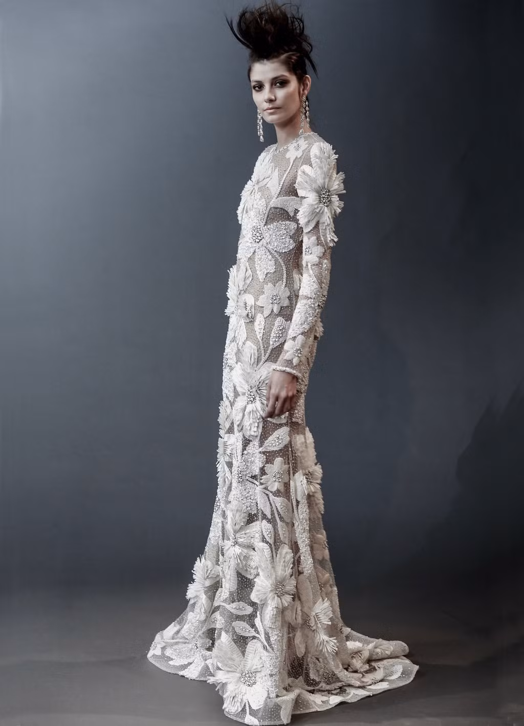 Với những cô nàng muốn sự nổi bật, kiểu hoa thêu to bản trên chất liệu sheer trong suốt cũng là gợi ý đáng cân nhắc trong ngày hạnh phúc. Bộ váy vừa cá tính nhưng vẫn không đánh mất đi vẻ nữ tính, dịu dàng của cô dâu.