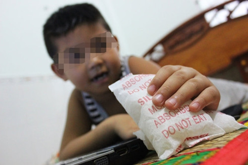 Hạt hút ẩm có thể bắn vào mắt làm rách giác mạc, vào miệng gây loét miệng.