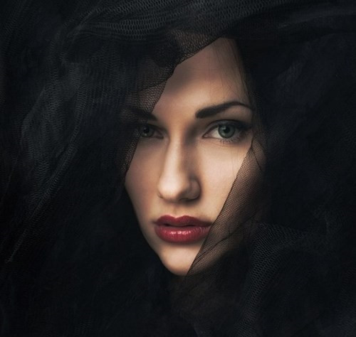  7. Mũi lớn Đừng tự ti với chiếc "mũi lân" của mình nữa vì mũi to vừa tốt cho tướng số, lại tốt cho sức khỏe. Người có mũi to thường ít ốm đau, bệnh tật. Mũi càng lớn khả năng chống lại vi khuẩn càng mạnh, do đó người mũi to ít khi bị cảm lạnh hay cúm. Vậy đó, chị em đừng vội tự ti mà hãy hãnh diện vì mình có những bộ phận xấu tệ này nhé. 