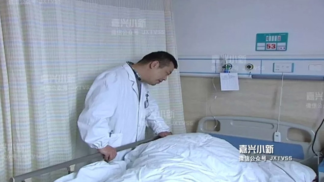 Bác sĩ động viên bệnh nhân sau ca phẫu thuật. Ảnh: Báo tin tức Hàng Châu.