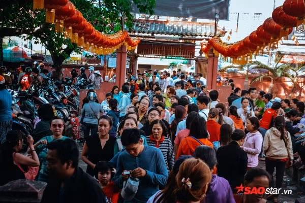 Dòng người chen chúc nhau khấn vái tại chùa Ngọc Hoàng.