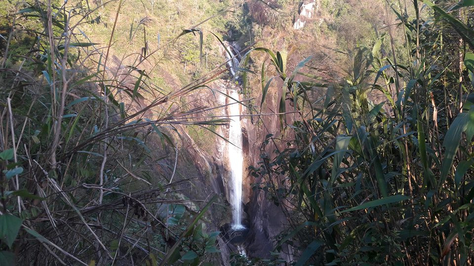 Thác nước cầu Vồng đổ xuống từ độ cao nghìn m so với mặt nước biển. Thác này có 5 tầng thác, có tầng nước đổ xuống cả trăm mét dựng đứng.