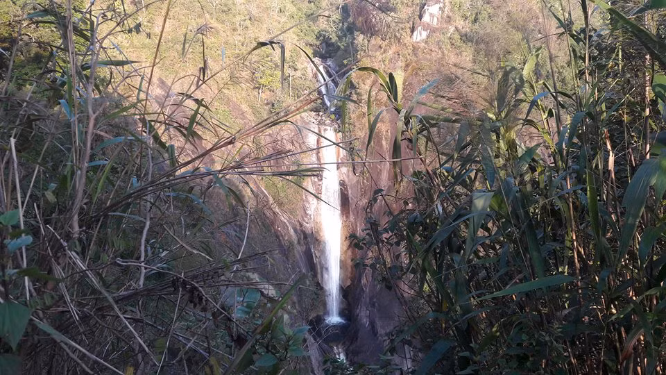 Thác nước cầu Vồng đổ xuống từ độ cao nghìn m so với mặt nước biển. Thác này có 5 tầng thác, có tầng nước đổ xuống cả trăm mét dựng đứng.