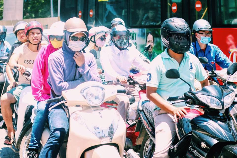  Mặc áo chống nắng Mẹo đơn giản nhất giúp làn da không bắt nắng là thường xuyên đeo khẩu trang và che chắn bằng quần áo (như váy chống nắng, áo khoác dài tay, găng tay, vớ chân...) có độ dày thích hợp khi ra đường. Đặc biệt, lựa chọn những chất liệu vải thông thoáng, dễ thấm hút mồ hôi để có thể bảo đảm vừa bảo vệ được da từ tia cực tím, vừa không ngăn cản việc hấp thụ được vitamin D từ trong ánh mặt trời. 