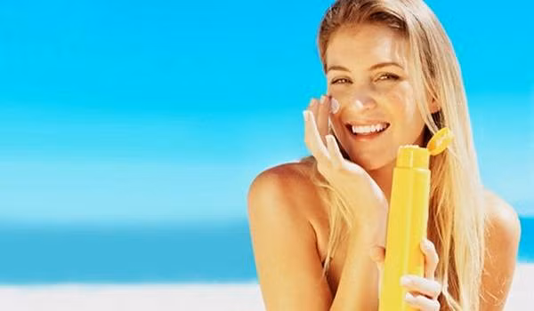  Bôi kem chống nắng Trước khi ra ngoài, bạn nên bôi kem chống nắng ở những vùng da hở như mặt, cổ, bàn tay.