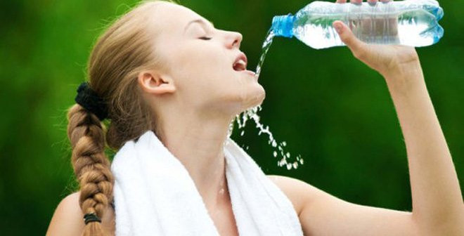 Uống đủ nước, ăn hoa quả tươi Uống đủ nước giúp bạn thải độc, làm mát cơ thể, bổ sung dinh dưỡng hàng ngày. Uống nhiều nước và ăn nhiều hoa quả tươi cũng sẽ khiến da bạn sáng và khỏe mạnh. 