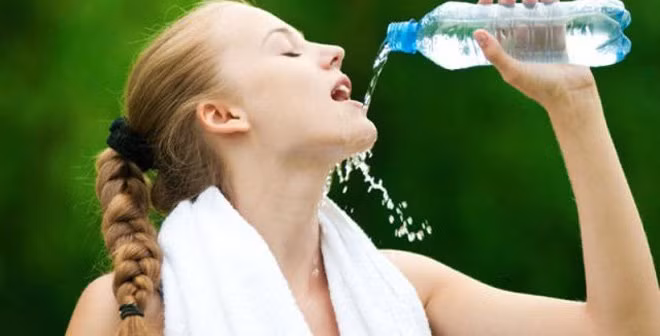 Uống đủ nước, ăn hoa quả tươi Uống đủ nước giúp bạn thải độc, làm mát cơ thể, bổ sung dinh dưỡng hàng ngày. Uống nhiều nước và ăn nhiều hoa quả tươi cũng sẽ khiến da bạn sáng và khỏe mạnh. 