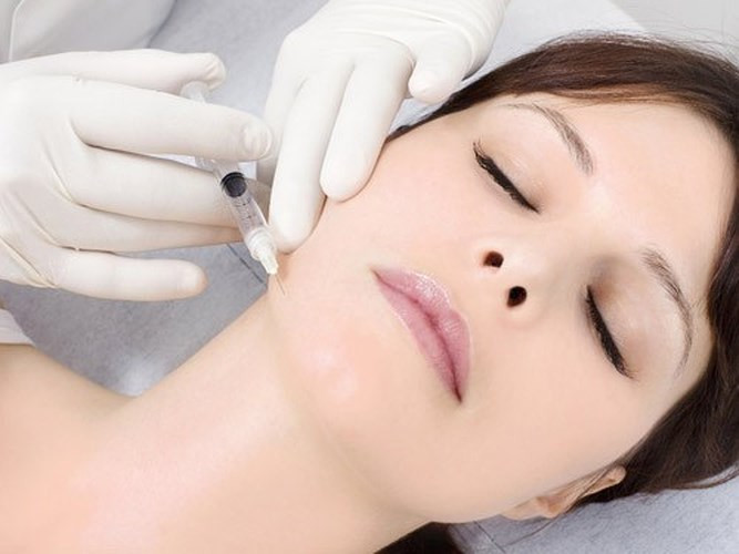 Tiêm botox: Một số người chọn tiêm botox để loại bỏ chảy nước dãi. Botox được tiêm vào tuyến nước bọt bằng cách gây mê toàn thân. Một mũi tiêm botox có tác dụng trong khoảng 6 tháng và người ta có thể làm lại nó. Ngoài ra, phẫu thuật có thể được khuyến cáo trong những trường hợp chảy nước dãi nghiêm trọng.