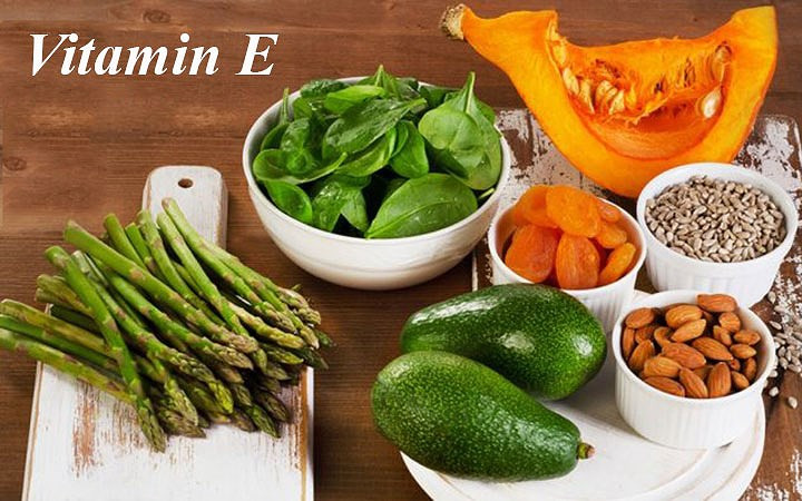Vitamin E: Các nhà nghiên cứu đã tìm thấy ảnh hưởng của vitamin E đến sự hình thành cục máu đông. Họ phát hiện ra rằng vitamin E có thể ức chế tiểu cầu và các tế bào chịu trách nhiệm cho đông máu và do đó hoạt động như một chất chống đông tự nhiên. Vitamin E được tìm thấy trong các loại thực phẩm như rau chân vịt, hạnh nhân, bông cải xanh, kiwi, cà chua, xoài, khoai lang, bơ, dầu cọ,...