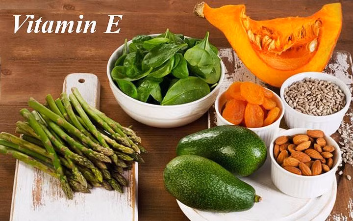 Vitamin E: Các nhà nghiên cứu đã tìm thấy ảnh hưởng của vitamin E đến sự hình thành cục máu đông. Họ phát hiện ra rằng vitamin E có thể ức chế tiểu cầu và các tế bào chịu trách nhiệm cho đông máu và do đó hoạt động như một chất chống đông tự nhiên. Vitamin E được tìm thấy trong các loại thực phẩm như rau chân vịt, hạnh nhân, bông cải xanh, kiwi, cà chua, xoài, khoai lang, bơ, dầu cọ,...