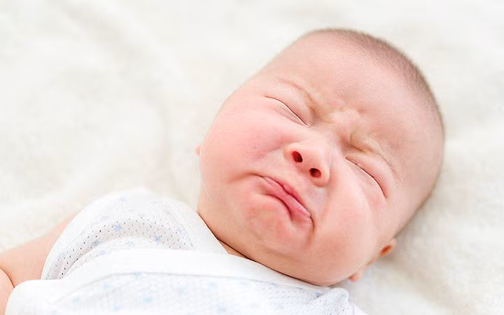 Gây ngộ độc ở trẻ sơ sinh: Mật ong sống có thể chứa các chất Clostridium botulinum độc hại. Cho trẻ dưới 12 tháng tuổi ăn mật ong có thể dẫn đến ngộ độc. Về cơ bản là một tình trạng ngộ độc do nọc độc của ong gây ra, và em bé có thể gặp các triệu chứng như sốt, buồn nôn, nôn mửa , suy nhược, khó chịu, táo bón, tiêu chảy, chuột rút, chán ăn, ngừng thở, liệt cơ,...