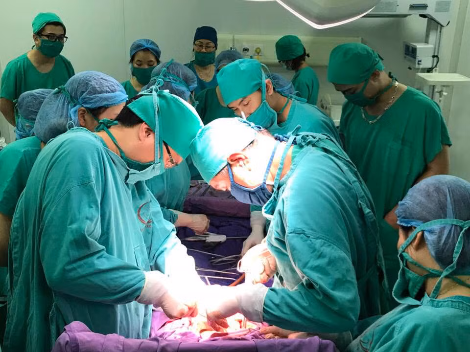 Trong khi ê kíp sản khoa phẫu thuật lấy thai thì các bác sĩ ngoại cũng vào cuộc kiểm tra gan, dạ dày, lách... cho bệnh nhân.