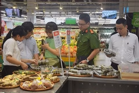 Đoàn kiểm tra liên ngành ATVSTP TP Hà Nội kiểm tra 1 siêu thị trên địa bàn quận Hai Bà Trưng.