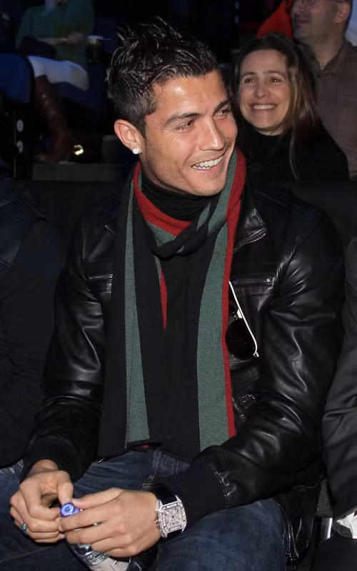 Trong một lần xuất hiện khác, Ronaldo cũng thu hút khi đeo mẫu đồng hồ Catier Santos với mức giá đắt đỏ khoảng 370 triệu đồng.