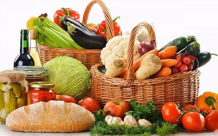 Biện pháp tự nhiên cho cục máu đông Thay đổi chế độ ăn uống là một trong những biện pháp tự nhiên tốt nhất cho các cục máu đông. Nó sẽ giúp duy trì cân nặng phù hợp, giảm cholesterol và huyết áp, cải thiện độ nhạy insulin và giảm viêm toàn thân. Tập trung vào việc ăn các loại thực phẩm chữa bệnh như rau lá xanh đậm, trái cây và rau quả đầy màu sắc, các loại đậu, ngũ cốc nguyên hạt và thực phẩm omega-3.