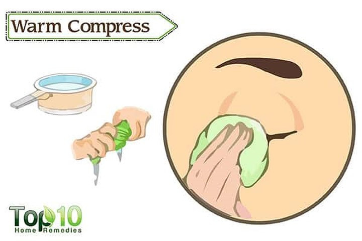  2. Chườm ấm: Đặt một chiếc khăn ấm lên mí mắt cũng có thể giúp đối phó với đôi mắt đỏ ngầu. Nhiệt từ khăn làm tăng lưu thông máu và thúc đẩy sự hình thành của nước mắt, do đó làm giảm khô mắt. Vì mắt rất nhạy cảm, nên kiểm tra nhiệt độ của khăn trước khi thoa lên mí mắt. Tốt nhất nên sử dụng khăn lau riêng biệt cho mỗi mắt.