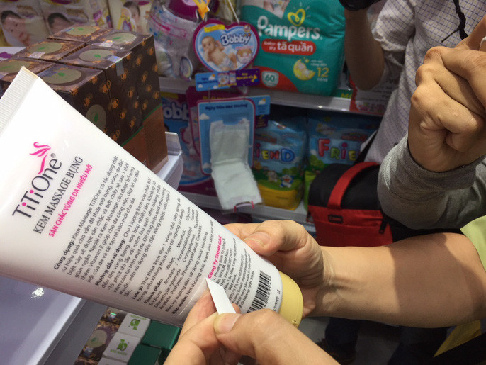 Kem săn chắc vùng da nhiều mỡ có tem dán tên công ty khác chồng lên tên công ty in trên bao bì.