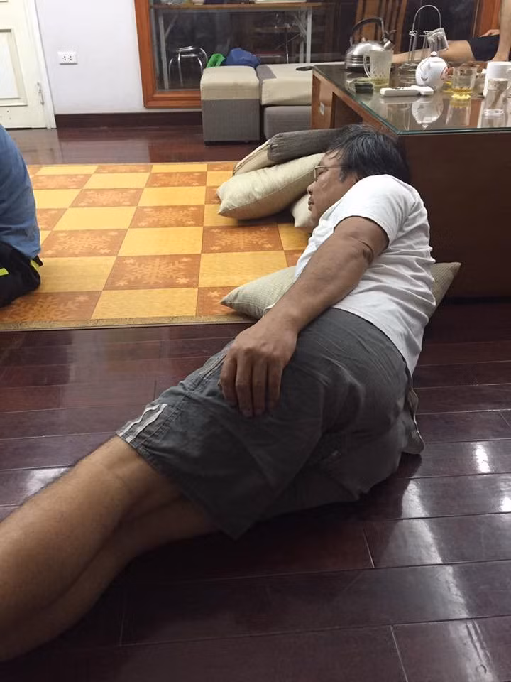 Thế nhưng có gì đó sai sai. Giữa những pha bóng đỉnh cao gay cấn, ông vẫn ngủ ngon lành.