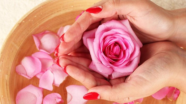 Giữ ẩm da: Nước hoa hồng không giống như các sản phẩm chăm sóc da khác, nó không hề làm khô da của bạn. Ngược lại, nước hoa hồng làm ẩm da và cải thiện các vấn đề về da khô của phụ nữ. Nước hoa hồng có thể làm cho làn da của bạn được dưỡng ẩm, mềm mại và dẻo dai.