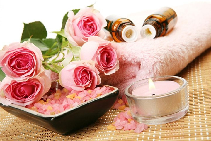 Giúp giảm mụn tự nhiên: Nếu bạn muốn trị mụn trên khuôn mặt một cách tự nhiên, sử dụng nước hoa hồng là một trong những cách tốt nhất để làm điều đó. Nước hoa hồng giúp loại bỏ toàn bộ lượng dầu dư thừa ra khỏi khuôn mặt, ngăn chặn sự phát triển của vi khuẩn. Nước hoa hồng sẽ giữ cho làn da không bị nhiễm vi khuẩn, do đó làm giảm mụn trên mặt.