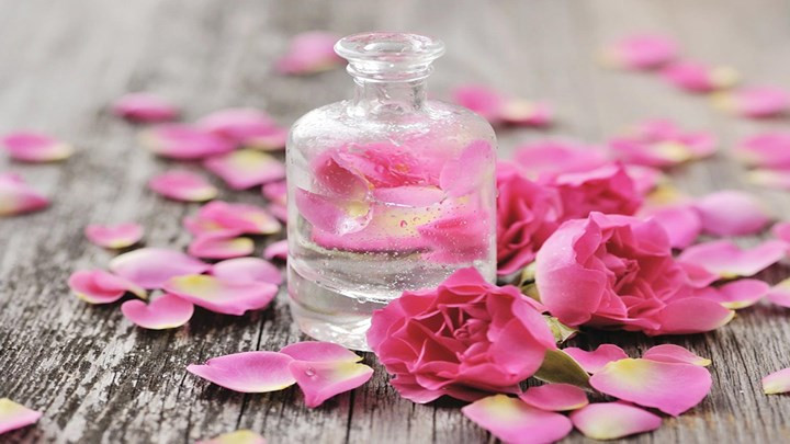 Duy trì độ pH tự nhiên của da: Nước hoa hồng rất hiệu quả trong việc duy trì độ pH tự nhiên của da. Nó loại bỏ axit dư thừa gây ra bởi việc sử dụng các chất tẩy và xà phòng, có thể làm hỏng tế bào da của bạn theo thời gian. Nước hoa hồng có thể giúp loại bỏ các axit này và duy trì độ pH của da ở mức bình thường.