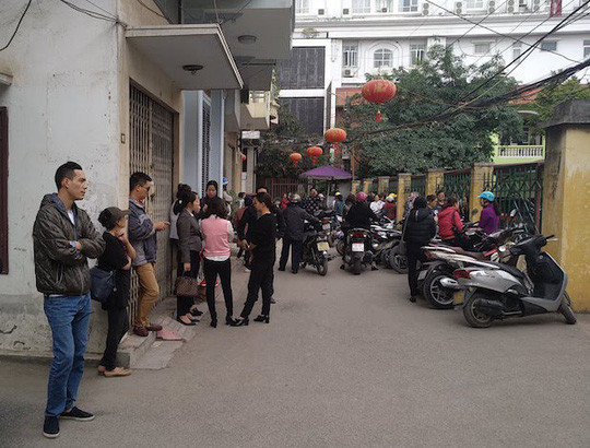 Người nhà nạn nhân xung quanh khu vực viện.