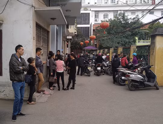 Người nhà nạn nhân xung quanh khu vực viện.