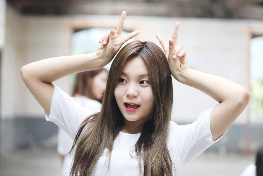 Vẻ ngoài rạng rỡ, nụ cười tươi tắn ngày mới ra mắt cũng dần biến mất, thay vào đó là biểu cảm thiếu tự tin, khép nép hơn. Sau đó, em út nhóm G-Friend quyết tâm giảm cân và thay đổi phong cách trang điểm.