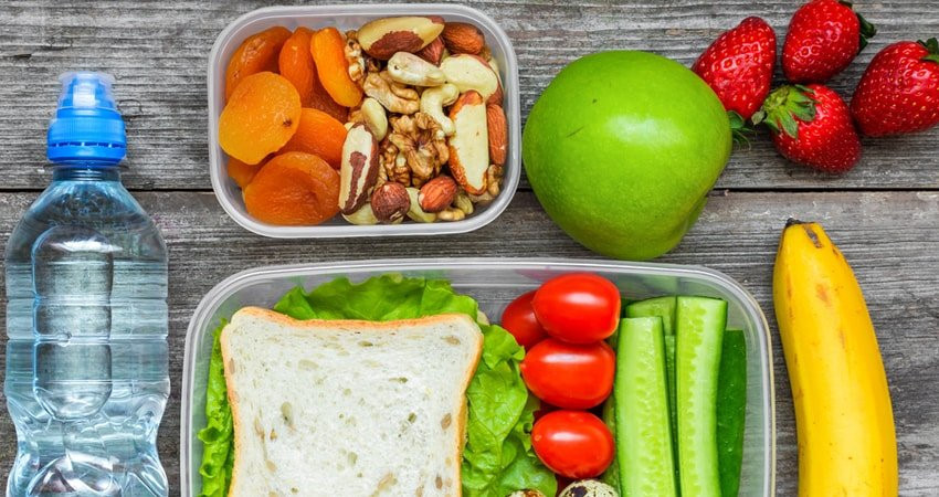 Ăn các bữa nhỏ thường xuyên: Việc ăn các bữa nhỏ thường xuyên giúp lượng đường trong máu bạn ổn định trong ngày. Nếu thời gian giữa các bữa ăn quá dài, lượng đường trong máu giảm xuống khiến chúng ta cảm thấy mệt mỏi hơn. Ảnh: Food to Live.