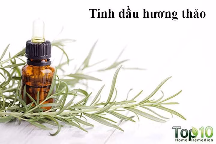 Tinh dầu hương thảo: Tinh dầu hương thảo rất tốt cho những người thường xuyên rụng tóc nhờ có đặc tính chống oxy hóa làm tăng sự phát triển của tóc. Ngoài ra, lưu huỳnh và silica trong nó giúp ngăn rụng tóc. Hơn nữa, tính chất kháng khuẩn của tinh dầu làm sạch da đầu và tóc, ngăn ngừa ngứa và gàu.
