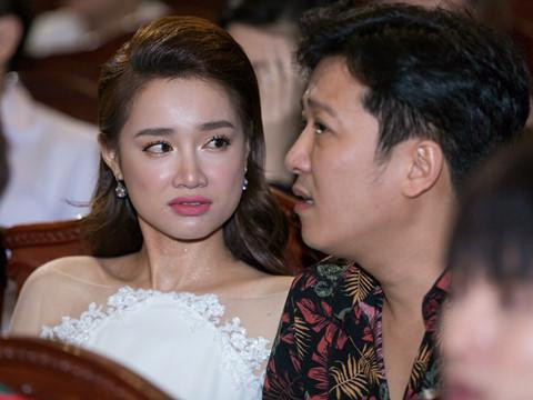 Khuôn mặt khó hiểu của Nhã Phương khi được Trường Giang cầu hôn.