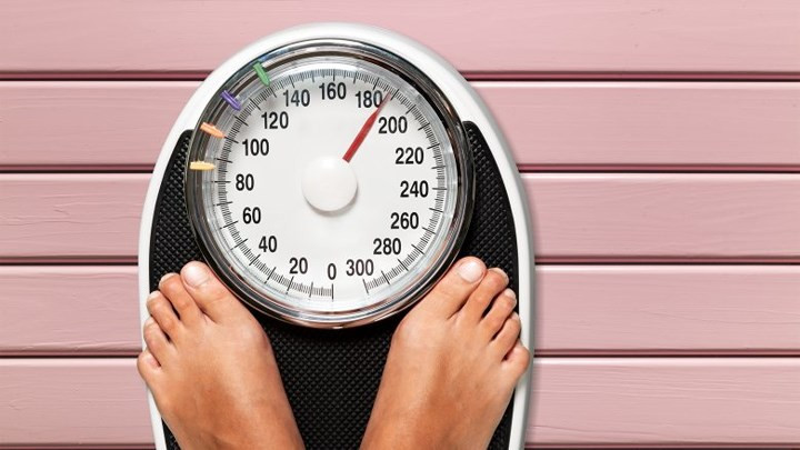 Tăng cân: Cân nặng tăng không kiểm soát có thể do chế độ ăn uống nhiều thịt ít rau. Hầu hết rau có hàm lượng chất xơ cao, lượng calo thấp nên giúp cơ thể no lâu và hạn chế cơn thèm ăn. Người muốn giảm cân cần tăng cường ăn rau xanh, bởi nó không tăng lượng calo trong khi vẫn giữ được sức khỏe.