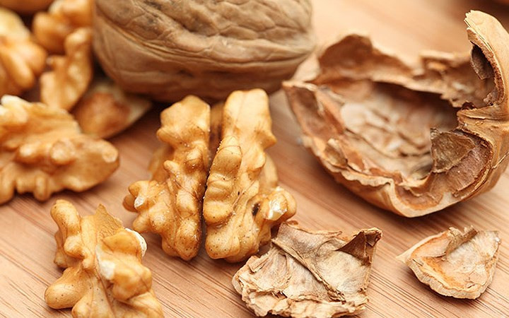 Quả óc chó: Khi hệ miễn dịch bị nhiễm trùng, bạn cần nhiều khoáng chất và vitamin trong quả óc chó để tăng tốc độ hồi phục và bảo vệ cơ thể khỏi nhiễm trùng thứ phát trong khi hệ thống miễn dịch xử lý nhiễm trùng lao chính.