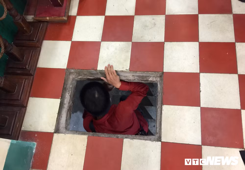 Vị trí miệng hầm được đặt gần cầu thang, nắp hầm có chốt vặn ở giữa để nhấc lên, vừa đủ cho một người chui xuống.