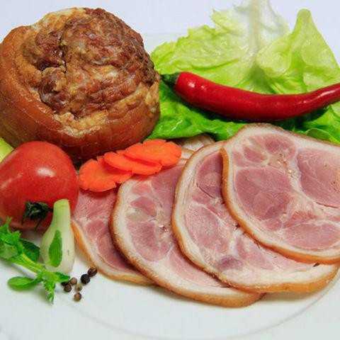 Trước khi chiên rán các thực phẩm ướp muối nên cho giấm vào dầu. (Ảnh minh họa).