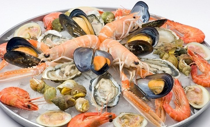 Động vật có vỏ: Với hệ tiêu hóa còn non yếu, trẻ em, đặc biệt là trẻ dưới 1 tuổi, rất dễ bị dị ứng với các động vật có vỏ như cua, ốc, tôm…Một số trẻ chỉ bị dị ứng trong một khoảng thời gian nào đó, nhưng cũng có trẻ bị suốt cả đời. Triệu chứng dị ứng có thể là khàn tiếng trong cổ họng, thở khò khè và ho, buồn nôn và nôn, da nhợt nhạt, chóng mặt.