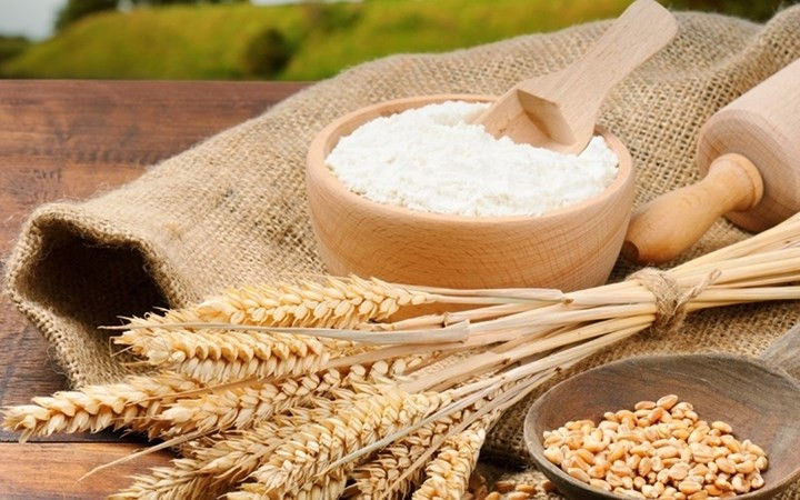 Lúa mì: Trong lúa mì có chất gluten (một loại protein) có thể gây ra phản ứng với hệ thống miễn dịch của cơ thể trẻ với các biểu hiện thường gặp như nôn, ợ hơi, đầy bụng, tiêu chảy. Trẻ bị dị ứng với lúa mì sẽ làm ngăn cản sự hấp thu vitamin và khoáng chất từ thực phẩm, dẫn đến thiếu hụt dưỡng chất. Chính vì vậy, trong 6 tháng đầu các mẹ không nên cho bé ăn các thực phẩm chứa gluten.