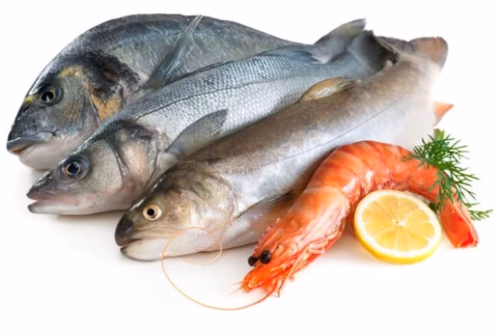 Một số loại cá: Dị ứng cá có thể gây ra các phản ứng nghiêm trọng, bao gồm cả sốc phản vệ. Dị ứng cá thường gây biểu hiện ngoài da và tiêu hóa, xuất hiện ngay sau khi ăn. Những người phản ứng với một loại cá thường cũng dị ứng với các loài cá khác. Cá hồi, cá ngừ và cá bơn là một trong những loại cá dễ gây dị ứng cho trẻ nhỏ.