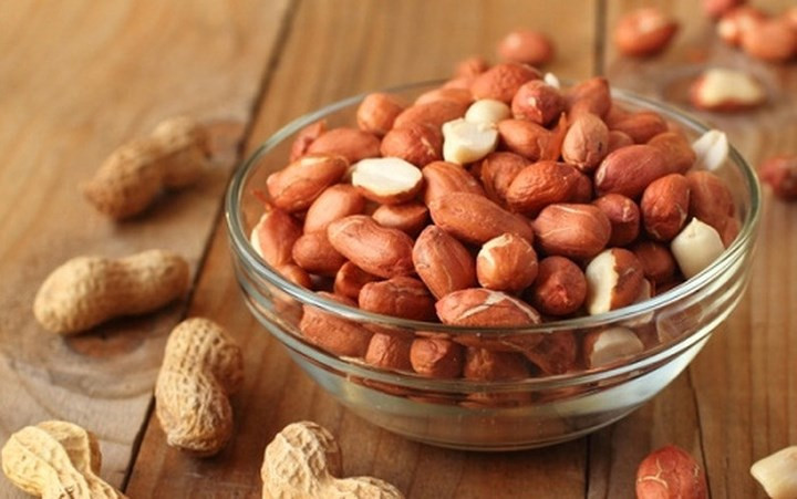 Lạc: Một số trẻ có thể bị dị ứng ngay cả khi không ăn mà chỉ hít phải mùi lạc. Phản ứng dị ứng lạc thường dữ dội (gây mẩn đỏ, buồn nôn, dễ tiêu chảy) và có thể nguy hiểm đến tính mạng; đặc biệt với trẻ mắc hen suyễn. Vì vậy, với những trẻ bị dị ứng các mẹ nên mang thuốc epinefrin theo để tiêm bất cứ khi nào cần.